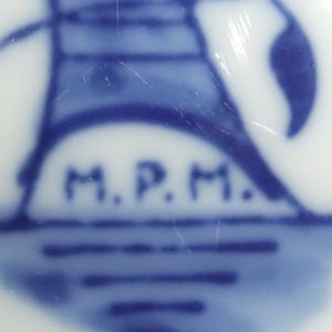 M.P.M. in der Basis des Bambushalmes von Flachgeschirr, gemarkt mit schlanker M.P.M.-Marke.