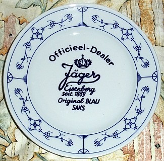Teller zum Aufstellen für niederländische Händler, um 1990: Officieel Dealer Jäger Eisenberg seit 1869 Original BLAU SAKS.