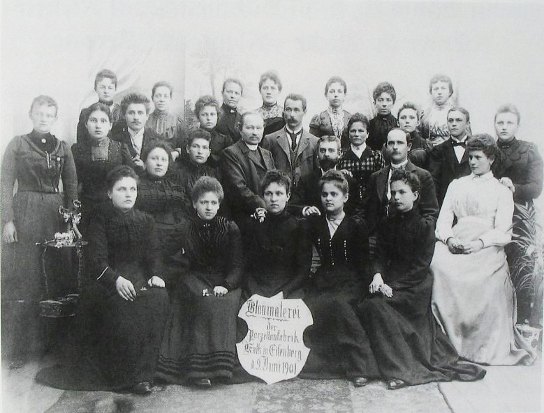 Mitarbeitergruppenfoto der Blaumalerei der Porzellanfabrik Kalk in Eisenberg 19. Juni 1901