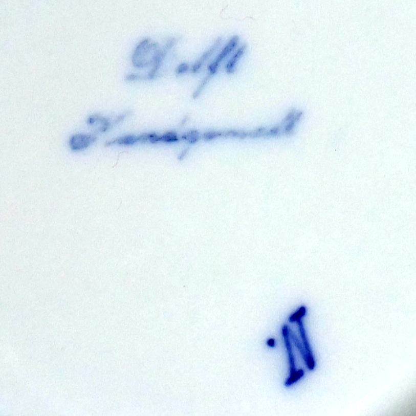 Gestempelter Schriftzug »Delft Handgemalt« und handgemaltes N.