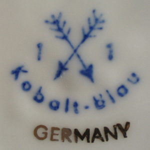 spitzwinkelig gekreuzte Pfeile, darunter Kobalt-Blau und in Gold Germany auf Geschirr mit Goldrand