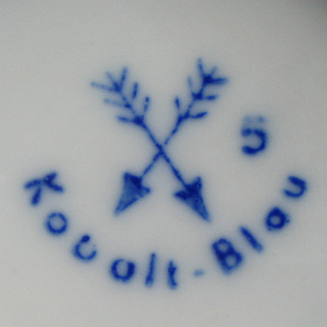 spitzwinkelig gekreuzte Pfeile, darunter Kobalt-Blau