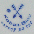 spitzwinkelig gekreuzte Pfeile, darunter Kobalt-Blau und auf der Glasur hergestellt in der DDR in kyrillisch