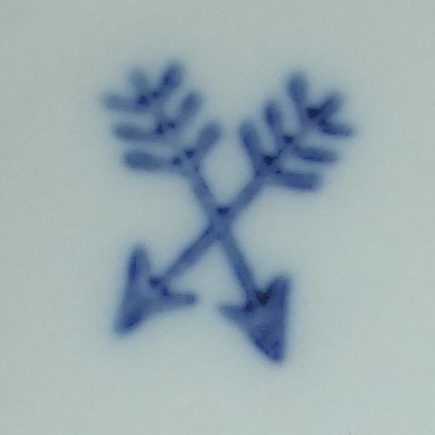 Spitzwinkelig gekreuzte Pfeile mit 4 mm breitem Gefieder unter der Glasur Spitzwinkelig gekreuzte Pfeile mit 4 mm breitem Gefieder unter der Glasur