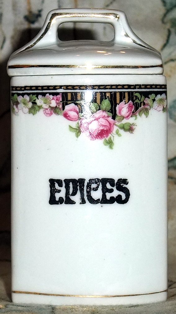 Porzellanene Deckeldose mit Rosenborte und handgemalter Epices-Aufschrift