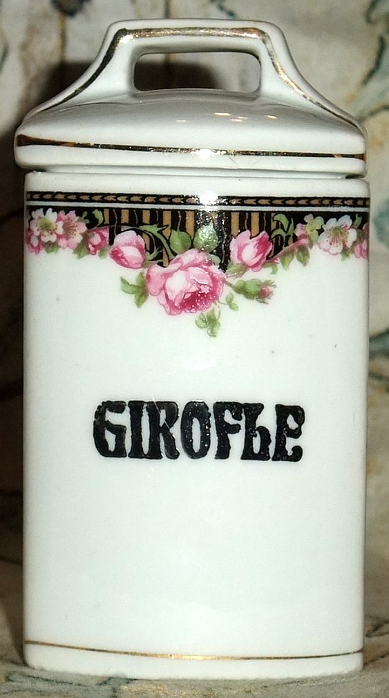 Porzellanene Deckeldose mit Rosenborte und handgemalter Girofle-Aufschrift