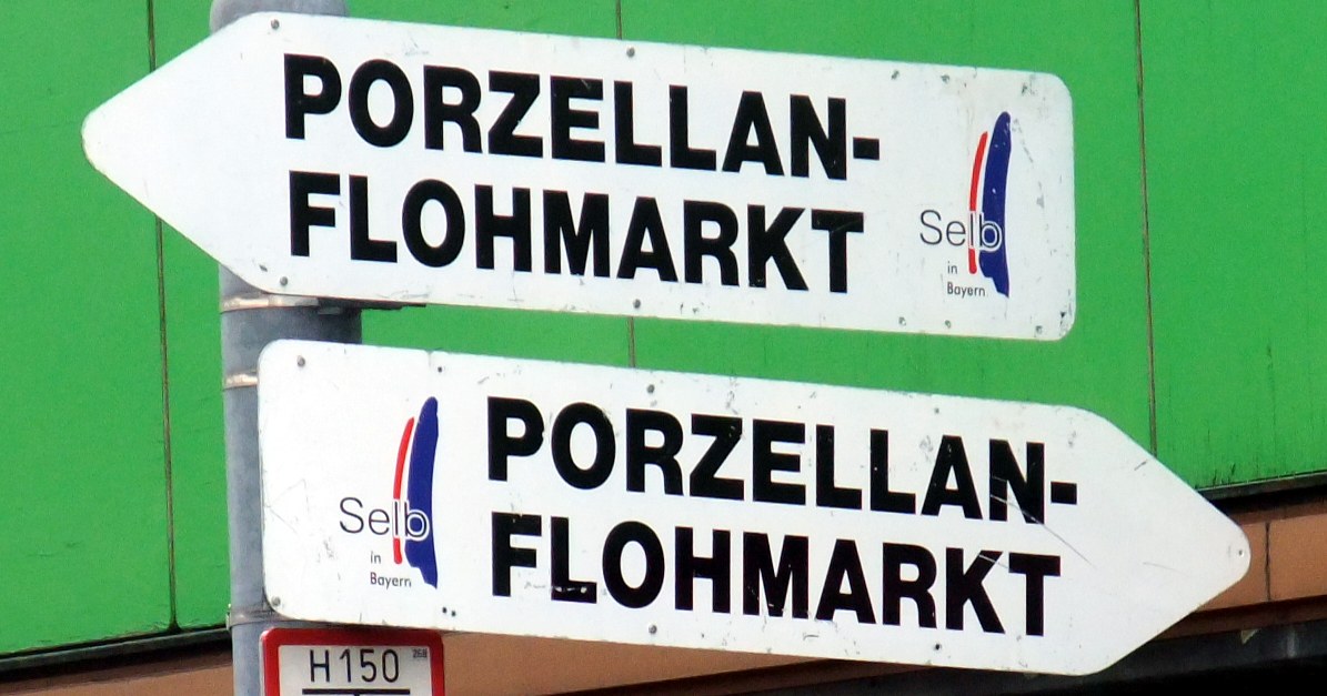 Bild C: Beschilderung für den Porzellanflohmarkt in Selb.