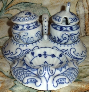 Pfeffer-, Salz- Mostmanagerie mit Unterglasurblaudekor
