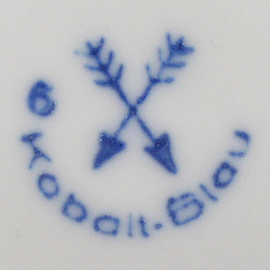 gestempelte Porzellanmarke der Porzellanfabrik Kalk/Eisenberg ab 1960 bis 1968, spitzwinkelig gekreuzte Pfeile, darunter bogenförmiger Schriftzug Kobalt-Blau in breiten Lettern und 6 links daneben