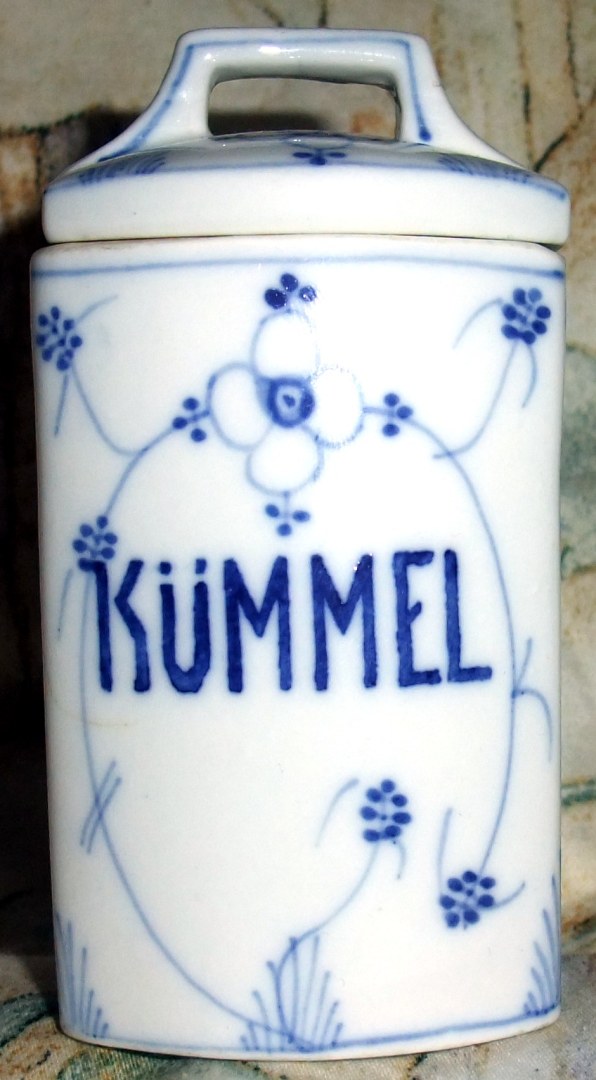 Porzellanene Deckeldose mit Strohhalmmuster (handgemalt) und KUEMMEL-Aufschrift