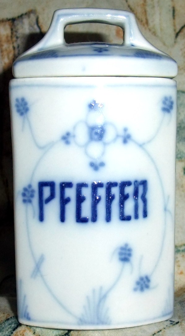 Porzellanene Deckeldose mit Strohhalmmuster (handgemalt) und PFEFFER-Aufschrift