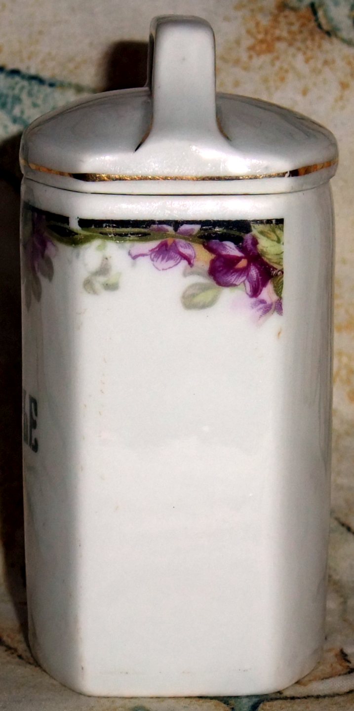 Porzellanene Deckeldose mit Rosenborte und handgemalter Aufschrift