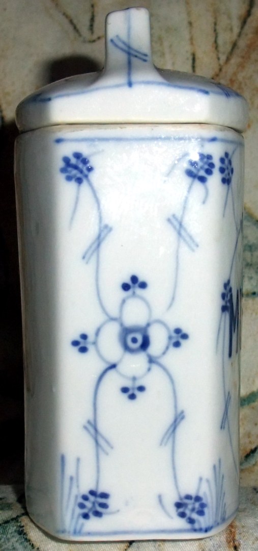 Porzellanene Deckeldose mit Strohhalmmuster (handgemalt) in seitlicher Ansicht
