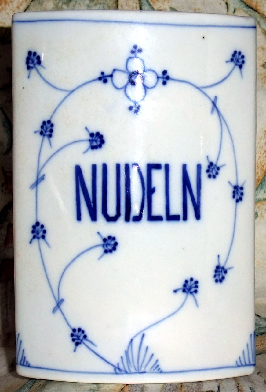 Porzellanene Vorratsdose mit Deckel (hier ohne Deckel abgebildet) mit Strohhalmmuster (handgemalt) und NUDELN-Aufschrift