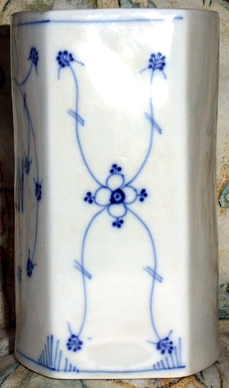 Porzellanene Vorratsdose mit Deckel (hier ohne Deckel abgebildet) mit Strohhalmmuster (handgemalt) seitlich