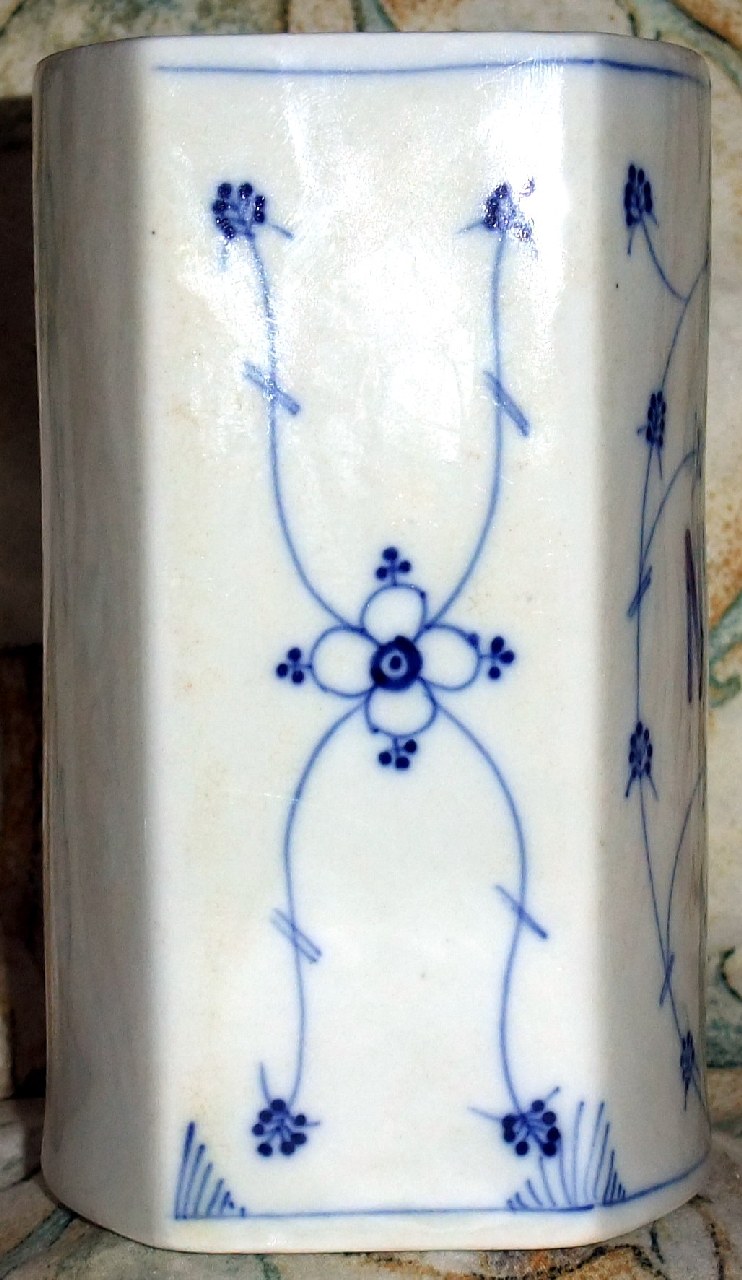 Porzellanene Vorratsdose mit Deckel (hier ohne Deckel abgebildet) mit Strohhalmmuster (handgemalt) seitlich